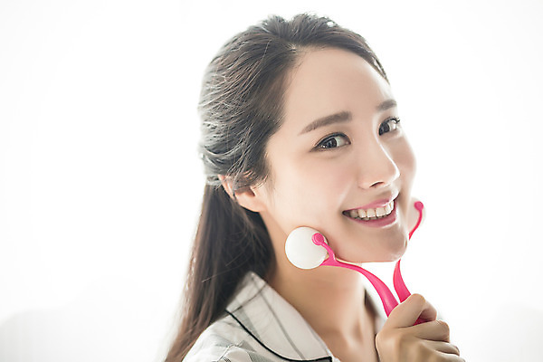 포토 JPG 스튜디오촬영 우먼라이프 여자 아침 휴식 실내 한명 미소 앉기 상반신 20대 성인 옆모습 뷰티 한국인 마사지 피부관리 마사지기 의료성형뷰티 여자만 성인여자한명만 국내포토 주간 1 라이프스타일 뷰포인트 컨셉 모션 표정 사람 동양인 청년 내부 여자한명만 성인여자만 파일형식