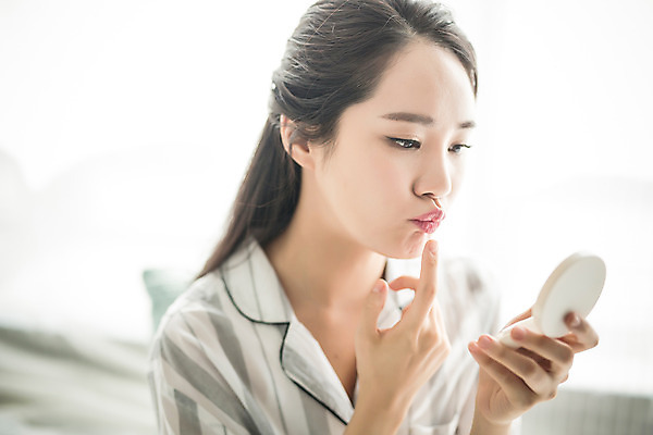 포토 JPG 스튜디오촬영 우먼라이프 여자 아침 휴식 실내 한명 들기 앉기 상반신 20대 성인 뷰티 거울 한국인 고민 트러블 의료성형뷰티 여자만 성인여자한명만 국내포토 주간 1 라이프스타일 감정 컨셉 모션 사람 동양인 청년 내부 여자한명만 성인여자만 파일형식