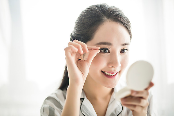 포토 JPG 스튜디오촬영 우먼라이프 여자 아침 휴식 실내 한명 미소 들기 상반신 20대 성인 앞모습 신체부위 화장 뷰티 거울 한국인 속눈썹 의료성형뷰티 여자만 성인여자한명만 국내포토 주간 1 라이프스타일 뷰포인트 컨셉 모션 표정 사람 동양인 청년 내부 눈썹 여자한명만 성인여자만 파일형식