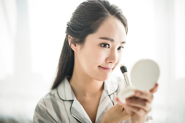 포토 JPG 스튜디오촬영 우먼라이프 여자 아침 휴식 실내 한명 미소 들기 상반신 20대 성인 앞모습 뷰티 거울 한국인 메이크업브러쉬 의료성형뷰티 여자만 성인여자한명만 국내포토 주간 1 라이프스타일 뷰포인트 컨셉 모션 표정 사람 동양인 청년 내부 붓 여자한명만 성인여자만 파일형식