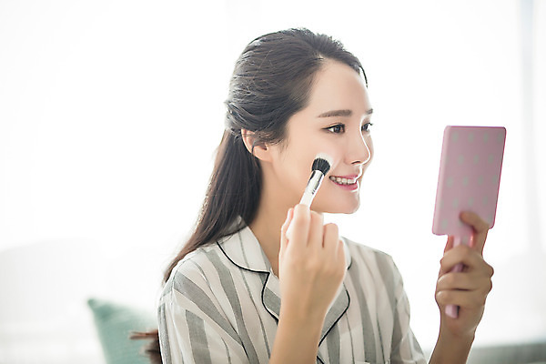 포토 JPG 스튜디오촬영 우먼라이프 여자 아침 휴식 실내 한명 미소 들기 앉기 상반신 20대 성인 옆모습 화장 뷰티 거울 한국인 메이크업브러쉬 의료성형뷰티 여자만 성인여자한명만 국내포토 주간 1 라이프스타일 뷰포인트 컨셉 모션 표정 사람 동양인 청년 내부 붓 여자한명만 성인여자만 파일형식