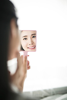 포토 JPG 스튜디오촬영 우먼라이프 여자 아침 휴식 실내 한명 미소 들기 앉기 상반신 20대 성인 뒷모습 뷰티 거울 한국인 의료성형뷰티 여자만 성인여자한명만 국내포토 주간 1 라이프스타일 뷰포인트 컨셉 모션 표정 사람 동양인 청년 내부 여자한명만 성인여자만 파일형식