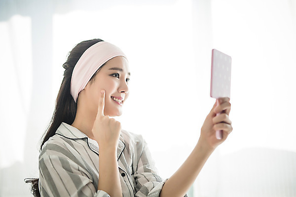 포토 JPG 스튜디오촬영 우먼라이프 여자 아침 휴식 실내 한명 미소 들기 앉기 상반신 20대 성인 옆모습 뷰티 거울 한국인 피부관리 의료성형뷰티 여자만 성인여자한명만 국내포토 주간 1 라이프스타일 뷰포인트 컨셉 모션 표정 사람 동양인 청년 내부 여자한명만 성인여자만 파일형식