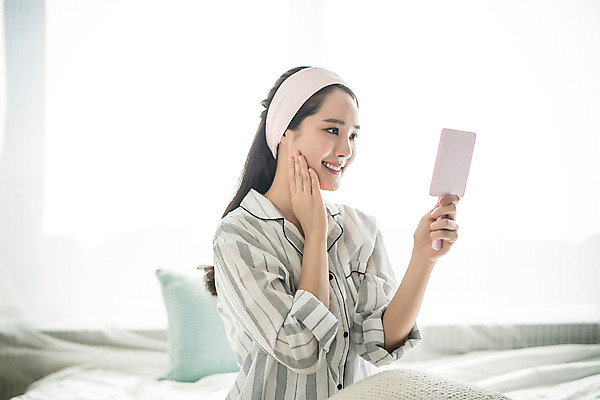 포토 JPG 스튜디오촬영 우먼라이프 여자 아침 휴식 실내 한명 미소 들기 앉기 상반신 20대 성인 옆모습 뷰티 거울 한국인 피부관리 의료성형뷰티 여자만 성인여자한명만 국내포토 주간 1 라이프스타일 뷰포인트 컨셉 모션 표정 사람 동양인 청년 내부 여자한명만 성인여자만 파일형식