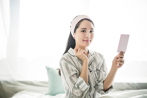 포토 JPG 스튜디오촬영 우먼라이프 여자 아침 휴식 실내 한명 미소 들기 앉기 상반신 20대 성인 옆모습 뷰티 거울 한국인 피부관리 의료성형뷰티 여자만 성인여자한명만 국내포토 주간 1 라이프스타일 뷰포인트 컨셉 모션 표정 사람 동양인 청년 내부 여자한명만 성인여자만 파일형식