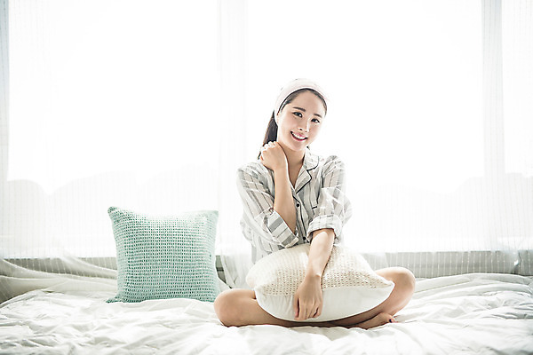 포토 JPG 스튜디오촬영 전신 우먼라이프 여자 아침 휴식 실내 한명 미소 앉기 20대 성인 앞모습 뷰티 스트레칭 한국인 침대 의료성형뷰티 여자만 성인여자한명만 국내포토 주간 1 라이프스타일 뷰포인트 가구 컨셉 모션 표정 사람 동양인 청년 내부 운동 여자한명만 성인여자만 파일형식