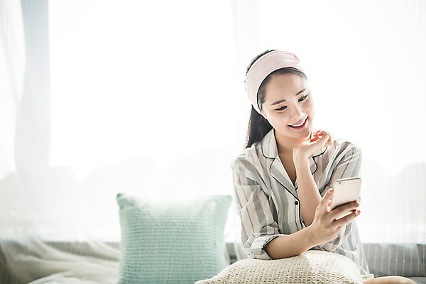 포토 JPG 스튜디오촬영 우먼라이프 여자 아침 휴식 실내 한명 미소 들기 앉기 상반신 20대 성인 앞모습 스마트폰 뷰티 한국인 침대 의료성형뷰티 여자만 성인여자한명만 국내포토 주간 1 라이프스타일 뷰포인트 가구 컨셉 모션 표정 사람 동양인 청년 내부 핸드폰 스마트기기 여자한명만 성인여자만 파일형식