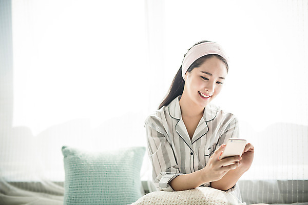 포토 JPG 스튜디오촬영 우먼라이프 여자 아침 휴식 실내 한명 미소 들기 앉기 상반신 20대 성인 앞모습 스마트폰 뷰티 한국인 침대 안식처 의료성형뷰티 여자만 성인여자한명만 국내포토 주간 1 라이프스타일 뷰포인트 가구 컨셉 모션 표정 사람 동양인 청년 내부 핸드폰 스마트기기 여자한명만 성인여자만 파일형식