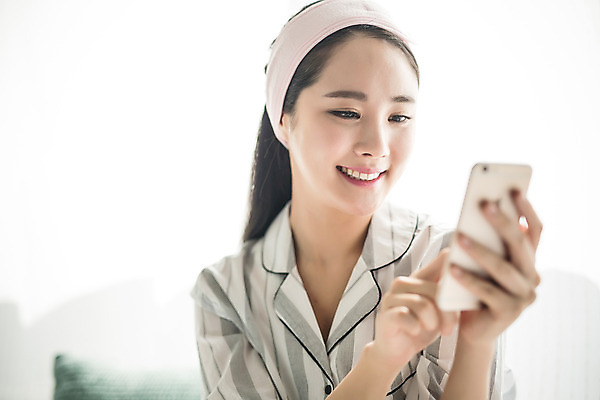 포토 JPG 스튜디오촬영 우먼라이프 여자 아침 휴식 실내 한명 미소 들기 앉기 상반신 20대 성인 앞모습 스마트폰 뷰티 한국인 침대 의료성형뷰티 여자만 성인여자한명만 국내포토 주간 1 라이프스타일 뷰포인트 가구 컨셉 모션 표정 사람 동양인 청년 내부 핸드폰 스마트기기 여자한명만 성인여자만 파일형식