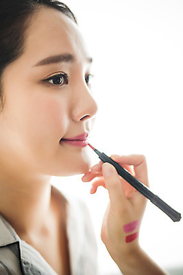 포토 JPG 스튜디오촬영 우먼라이프 여자 아침 휴식 실내 한명 미소 상반신 20대 성인 옆모습 화장 뷰티 한국인 립스틱 바르기 의료성형뷰티 여자만 성인여자한명만 국내포토 주간 1 라이프스타일 뷰포인트 컨셉 모션 표정 사람 동양인 청년 내부 화장품 여자한명만 성인여자만 파일형식