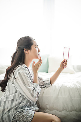포토 JPG 스튜디오촬영 우먼라이프 여자 아침 휴식 실내 한명 들기 앉기 20대 성인 옆모습 뷰티 거울 한국인 침대 피부관리 의료성형뷰티 여자만 성인여자한명만 국내포토 주간 1 라이프스타일 뷰포인트 가구 컨셉 모션 사람 동양인 청년 내부 여자한명만 성인여자만 파일형식