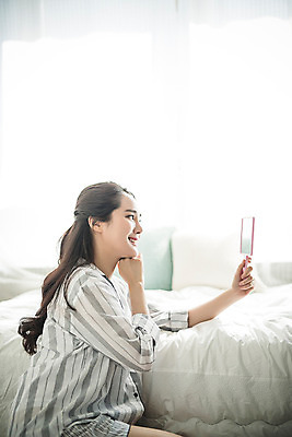 포토 JPG 스튜디오촬영 우먼라이프 여자 아침 휴식 실내 한명 들기 앉기 20대 성인 옆모습 뷰티 거울 한국인 침대 의료성형뷰티 여자만 성인여자한명만 국내포토 주간 1 라이프스타일 뷰포인트 가구 컨셉 모션 사람 동양인 청년 내부 여자한명만 성인여자만 파일형식