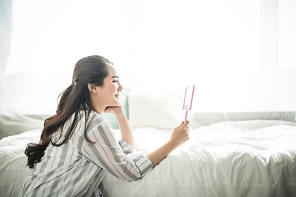 포토 JPG 스튜디오촬영 우먼라이프 여자 아침 휴식 실내 한명 들기 앉기 상반신 20대 성인 옆모습 뷰티 거울 한국인 침대 의료성형뷰티 여자만 성인여자한명만 국내포토 주간 1 라이프스타일 뷰포인트 가구 컨셉 모션 사람 동양인 청년 내부 여자한명만 성인여자만 파일형식