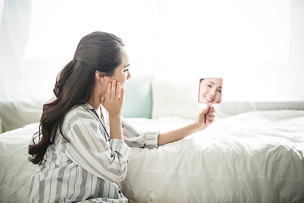 포토 JPG 스튜디오촬영 우먼라이프 여자 아침 휴식 실내 한명 들기 앉기 상반신 20대 성인 옆모습 뷰티 거울 한국인 침대 의료성형뷰티 여자만 성인여자한명만 국내포토 주간 1 라이프스타일 뷰포인트 가구 컨셉 모션 사람 동양인 청년 내부 여자한명만 성인여자만 파일형식