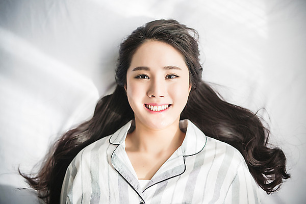 포토 JPG 스튜디오촬영 우먼라이프 여자 아침 휴식 실내 한명 미소 상반신 20대 성인 앞모습 눕기 뷰티 한국인 침대 의료성형뷰티 여자만 성인여자한명만 국내포토 주간 1 라이프스타일 뷰포인트 가구 컨셉 모션 표정 사람 동양인 청년 내부 여자한명만 성인여자만 파일형식