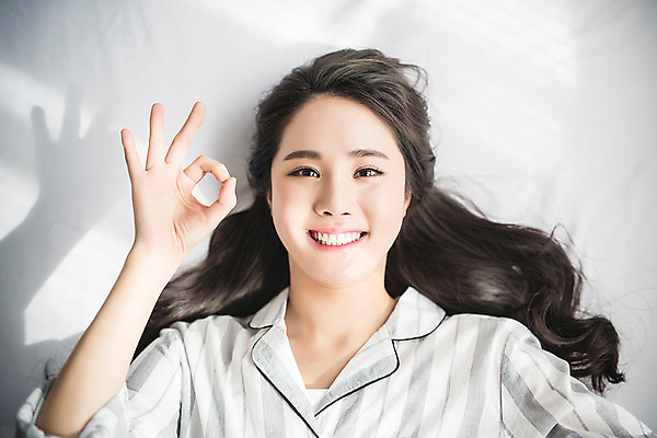 포토 JPG 스튜디오촬영 우먼라이프 여자 장난 아침 휴식 실내 한명 미소 손짓 상반신 20대 성인 앞모습 눕기 뷰티 한국인 침대 OK 의료성형뷰티 여자만 성인여자한명만 국내포토 주간 1 라이프스타일 뷰포인트 가구 컨셉 모션 표정 사람 동양인 청년 내부 여자한명만 성인여자만 파일형식