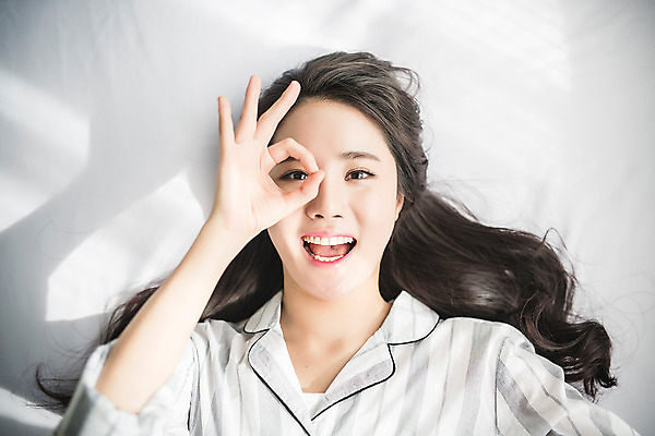 포토 JPG 스튜디오촬영 우먼라이프 여자 장난 아침 휴식 실내 한명 미소 손짓 상반신 20대 성인 앞모습 눕기 뷰티 한국인 침대 OK 안식처 의료성형뷰티 여자만 성인여자한명만 국내포토 주간 1 라이프스타일 뷰포인트 가구 컨셉 모션 표정 사람 동양인 청년 내부 여자한명만 성인여자만 파일형식
