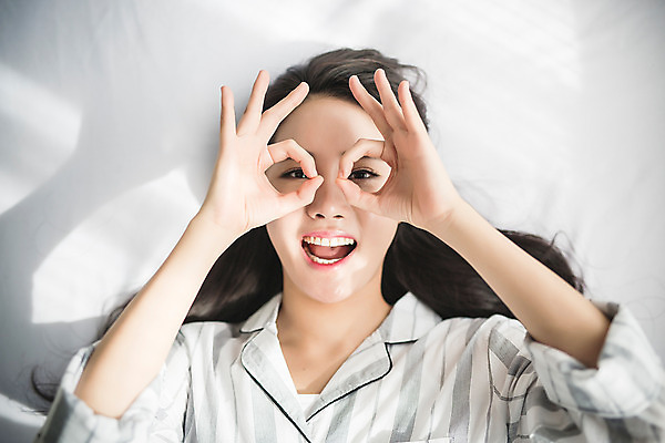 포토 JPG 스튜디오촬영 우먼라이프 여자 장난 아침 휴식 실내 한명 미소 손짓 상반신 20대 성인 앞모습 눕기 뷰티 한국인 침대 OK 의료성형뷰티 여자만 성인여자한명만 국내포토 주간 1 라이프스타일 뷰포인트 가구 컨셉 모션 표정 사람 동양인 청년 내부 여자한명만 성인여자만 파일형식