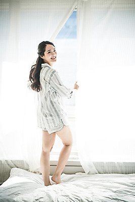 포토 JPG 스튜디오촬영 전신 우먼라이프 여자 아침 휴식 실내 한명 서기 미소 20대 성인 뒷모습 뷰티 한국인 침대 커튼 뒤돌아보기 안식처 의료성형뷰티 여자만 성인여자한명만 국내포토 주간 1 라이프스타일 뷰포인트 가구 컨셉 모션 표정 사람 동양인 청년 내부 여자한명만 성인여자만 파일형식