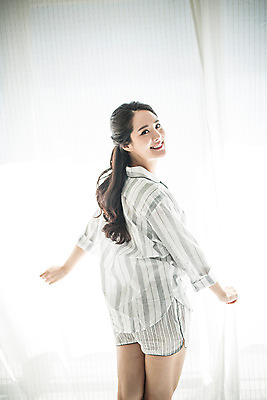 포토 JPG 스튜디오촬영 우먼라이프 여자 아침 휴식 실내 한명 서기 미소 20대 성인 뒷모습 뷰티 한국인 커튼 의료성형뷰티 여자만 성인여자한명만 국내포토 주간 1 라이프스타일 뷰포인트 컨셉 모션 표정 사람 동양인 청년 내부 여자한명만 성인여자만 파일형식