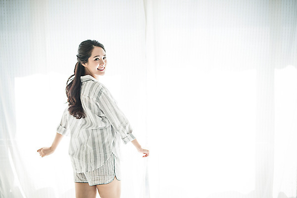 포토 JPG 스튜디오촬영 우먼라이프 여자 아침 휴식 실내 한명 서기 미소 20대 성인 뒷모습 뷰티 한국인 커튼 안식처 의료성형뷰티 여자만 성인여자한명만 국내포토 주간 1 라이프스타일 뷰포인트 컨셉 모션 표정 사람 동양인 청년 내부 여자한명만 성인여자만 파일형식