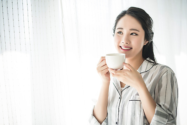 포토 JPG 스튜디오촬영 우먼라이프 여자 커피 아침 티타임 휴식 실내 한명 서기 미소 들기 상반신 20대 성인 앞모습 컵 뷰티 한국인 안식처 의료성형뷰티 여자만 성인여자한명만 국내포토 주간 1 라이프스타일 식기 음료 뷰포인트 컨셉 모션 표정 사람 동양인 청년 내부 여자한명만 성인여자만 파일형식