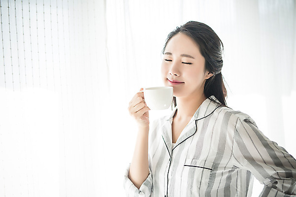 포토 JPG 스튜디오촬영 우먼라이프 여자 커피 아침 티타임 휴식 실내 한명 서기 미소 들기 상반신 20대 성인 앞모습 컵 뷰티 눈감음 한국인 의료성형뷰티 여자만 성인여자한명만 국내포토 주간 1 라이프스타일 식기 음료 뷰포인트 컨셉 모션 표정 사람 동양인 청년 내부 여자한명만 성인여자만 파일형식