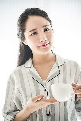 포토 JPG 스튜디오촬영 우먼라이프 여자 커피 아침 티타임 휴식 실내 한명 서기 미소 들기 상반신 20대 성인 앞모습 컵 뷰티 한국인 의료성형뷰티 여자만 성인여자한명만 국내포토 주간 1 라이프스타일 식기 음료 뷰포인트 컨셉 모션 표정 사람 동양인 청년 내부 여자한명만 성인여자만 파일형식
