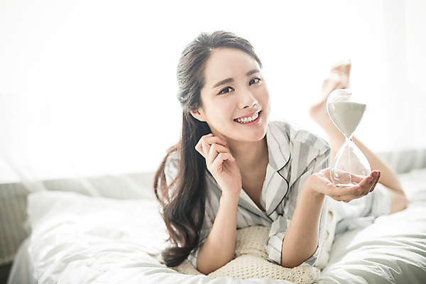 포토 JPG 스튜디오촬영 전신 우먼라이프 여자 엎드리기 아침 휴식 실내 한명 미소 들기 20대 성인 앞모습 뷰티 한국인 침대 모래시계 안식처 의료성형뷰티 여자만 성인여자한명만 국내포토 주간 1 라이프스타일 모래 뷰포인트 시계 가구 컨셉 모션 표정 사람 동양인 청년 내부 여자한명만 성인여자만 파일형식