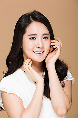 포토 JPG 스튜디오촬영 우먼라이프 여자 실내 한명 서기 미소 손짓 상반신 20대 성인 앞모습 뷰티 만지기 한국인 청순 의료성형뷰티 여자만 성인여자한명만 국내포토 1 라이프스타일 뷰포인트 컨셉 모션 표정 사람 동양인 청년 내부 여자한명만 성인여자만 파일형식