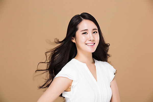 포토 JPG 스튜디오촬영 우먼라이프 여자 실내 한명 서기 미소 상반신 20대 성인 옆모습 뷰티 한국인 청순 의료성형뷰티 여자만 성인여자한명만 국내포토 1 라이프스타일 뷰포인트 컨셉 모션 표정 사람 동양인 청년 내부 여자한명만 성인여자만 파일형식