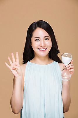 포토 JPG 스튜디오촬영 우먼라이프 여자 실내 한명 서기 미소 들기 손짓 상반신 20대 성인 앞모습 뷰티 한국인 4 모래시계 청순 의료성형뷰티 여자만 성인여자한명만 국내포토 1 라이프스타일 모래 뷰포인트 시계 컨셉 모션 표정 사람 동양인 청년 내부 숫자 여자한명만 성인여자만 파일형식