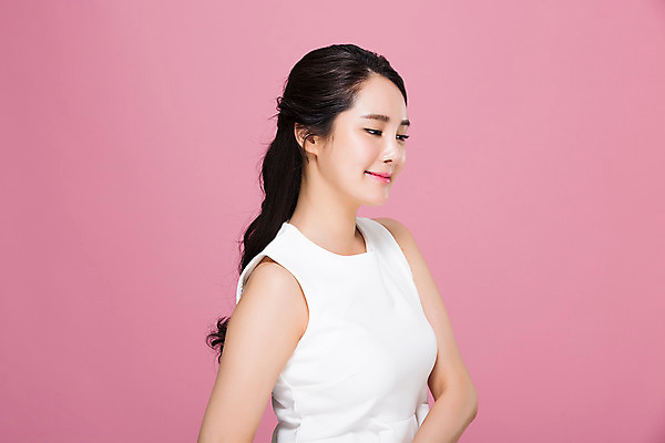 포토 JPG 스튜디오촬영 우먼라이프 여자 실내 한명 서기 미소 상반신 20대 성인 옆모습 뷰티 한국인 청순 의료성형뷰티 여자만 성인여자한명만 국내포토 1 라이프스타일 뷰포인트 컨셉 모션 표정 사람 동양인 청년 내부 여자한명만 성인여자만 파일형식