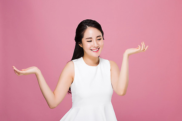 포토 JPG 스튜디오촬영 우먼라이프 여자 실내 한명 서기 미소 손짓 상반신 20대 성인 앞모습 뷰티 한국인 청순 의료성형뷰티 여자만 성인여자한명만 국내포토 1 라이프스타일 뷰포인트 컨셉 모션 표정 사람 동양인 청년 내부 여자한명만 성인여자만 파일형식