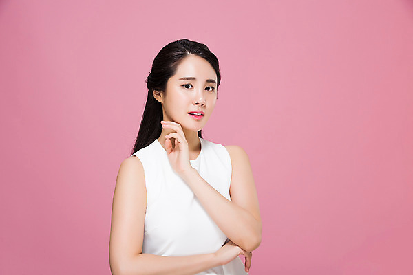 포토 JPG 스튜디오촬영 우먼라이프 여자 실내 한명 서기 미소 손짓 상반신 20대 성인 앞모습 뷰티 만지기 한국인 청순 의료성형뷰티 여자만 성인여자한명만 국내포토 1 라이프스타일 뷰포인트 컨셉 모션 표정 사람 동양인 청년 내부 여자한명만 성인여자만 파일형식