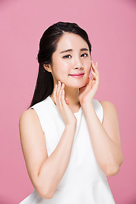 포토 JPG 스튜디오촬영 우먼라이프 여자 실내 한명 서기 미소 손짓 상반신 20대 성인 앞모습 뷰티 만지기 한국인 청순 의료성형뷰티 여자만 성인여자한명만 국내포토 1 라이프스타일 뷰포인트 컨셉 모션 표정 사람 동양인 청년 내부 여자한명만 성인여자만 파일형식