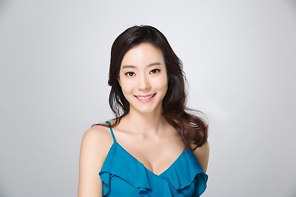 포토 JPG 스튜디오촬영 우먼라이프 여자 실내 한명 서기 미소 상반신 20대 성인 앞모습 뷰티 한국인 청순 의료성형뷰티 여자만 성인여자한명만 국내포토 1 라이프스타일 뷰포인트 컨셉 모션 표정 사람 동양인 청년 내부 여자한명만 성인여자만 파일형식