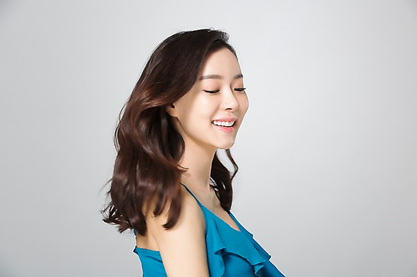 포토 JPG 스튜디오촬영 우먼라이프 여자 실내 한명 서기 미소 상반신 20대 성인 옆모습 뷰티 한국인 청순 의료성형뷰티 여자만 성인여자한명만 국내포토 1 라이프스타일 뷰포인트 컨셉 모션 표정 사람 동양인 청년 내부 여자한명만 성인여자만 파일형식