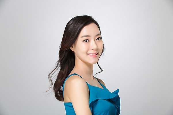 포토 JPG 스튜디오촬영 우먼라이프 여자 실내 한명 서기 미소 상반신 20대 성인 옆모습 뷰티 한국인 청순 의료성형뷰티 여자만 성인여자한명만 국내포토 1 라이프스타일 뷰포인트 컨셉 모션 표정 사람 동양인 청년 내부 여자한명만 성인여자만 파일형식