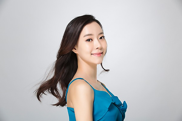 포토 JPG 스튜디오촬영 우먼라이프 여자 실내 한명 서기 미소 상반신 20대 성인 옆모습 뷰티 한국인 청순 의료성형뷰티 여자만 성인여자한명만 국내포토 1 라이프스타일 뷰포인트 컨셉 모션 표정 사람 동양인 청년 내부 여자한명만 성인여자만 파일형식