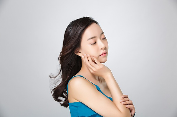 포토 JPG 스튜디오촬영 우먼라이프 여자 실내 한명 서기 손짓 상반신 20대 성인 옆모습 뷰티 눈감음 만지기 한국인 청순 의료성형뷰티 여자만 성인여자한명만 국내포토 1 라이프스타일 뷰포인트 컨셉 모션 사람 동양인 청년 내부 여자한명만 성인여자만 파일형식