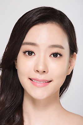 포토 JPG 스튜디오촬영 우먼라이프 여자 얼굴 실내 한명 미소 근접촬영 상반신 20대 성인 앞모습 신체부위 뷰티 한국인 청순 의료성형뷰티 여자만 성인여자한명만 국내포토 1 라이프스타일 뷰포인트 컨셉 표정 사람 동양인 청년 내부 여자한명만 성인여자만 파일형식