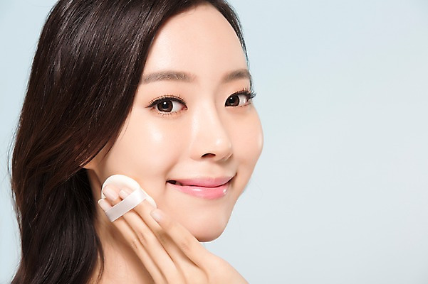 포토 JPG 스튜디오촬영 우먼라이프 여자 실내 한명 미소 들기 근접촬영 상반신 20대 성인 옆모습 화장 뷰티 한국인 화장용품 퍼프 청순 의료성형뷰티 여자만 성인여자한명만 국내포토 1 라이프스타일 뷰포인트 컨셉 모션 표정 사람 동양인 청년 내부 미용용품 여자한명만 성인여자만 파일형식