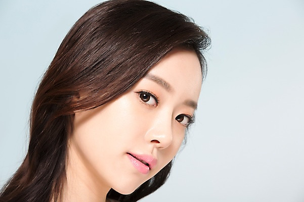 포토 JPG 스튜디오촬영 우먼라이프 여자 얼굴 실내 한명 서기 미소 근접촬영 상반신 20대 성인 옆모습 신체부위 뷰티 한국인 청순 의료성형뷰티 여자만 성인여자한명만 국내포토 1 라이프스타일 뷰포인트 컨셉 모션 표정 사람 동양인 청년 내부 여자한명만 성인여자만 파일형식