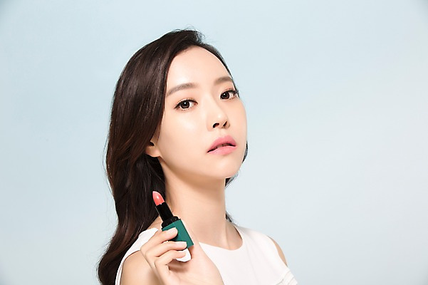 포토 JPG 스튜디오촬영 우먼라이프 여자 실내 한명 서기 들기 상반신 20대 성인 옆모습 화장 뷰티 한국인 립스틱 청순 의료성형뷰티 여자만 성인여자한명만 국내포토 1 라이프스타일 뷰포인트 컨셉 모션 사람 동양인 청년 내부 화장품 여자한명만 성인여자만 파일형식