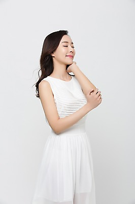 포토 JPG 스튜디오촬영 우먼라이프 원피스 여자 실내 한명 서기 미소 상반신 20대 성인 옆모습 뷰티 눈감음 한국인 청순 의료성형뷰티 여자만 성인여자한명만 국내포토 1 라이프스타일 옷 뷰포인트 컨셉 모션 표정 사람 동양인 청년 내부 여자한명만 성인여자만 파일형식