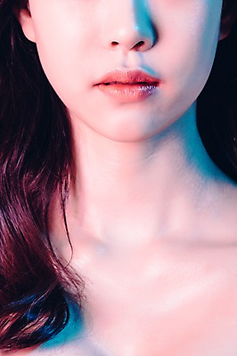 포토 JPG 스튜디오촬영 우먼라이프 여자 실내 한명 근접촬영 상반신 20대 성인 앞모습 뷰티 섹시 한국인 입술 쇄골 의료성형뷰티 여자만 성인여자한명만 국내포토 1 라이프스타일 뷰포인트 컨셉 사람 동양인 청년 내부 신체부위 여자한명만 성인여자만 파일형식