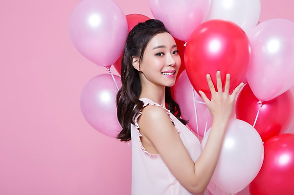 포토 JPG 스튜디오촬영 우먼라이프 여자 실내 한명 서기 미소 상반신 20대 성인 옆모습 뷰티 귀여움 한국인 풍선 의료성형뷰티 여자만 성인여자한명만 국내포토 1 라이프스타일 뷰포인트 컨셉 모션 표정 사람 동양인 청년 내부 여자한명만 성인여자만 파일형식