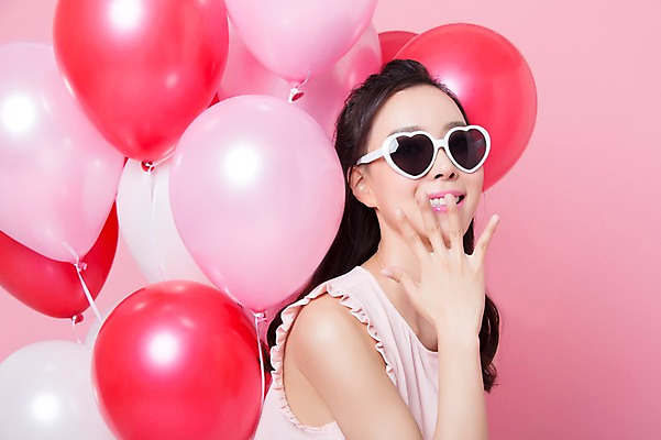 포토 JPG 스튜디오촬영 우먼라이프 여자 실내 한명 미소 상반신 20대 성인 앞모습 선글라스 뷰티 귀여움 한국인 풍선 의료성형뷰티 여자만 성인여자한명만 국내포토 1 라이프스타일 안경 뷰포인트 컨셉 표정 사람 동양인 청년 내부 여자한명만 성인여자만 파일형식