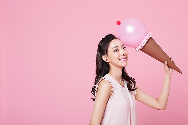 포토 JPG 스튜디오촬영 우먼라이프 여자 아이스크림 실내 한명 서기 미소 들기 상반신 20대 성인 옆모습 캐주얼 뷰티 모형 귀여움 한국인 의료성형뷰티 여자만 성인여자한명만 국내포토 1 라이프스타일 옷 뷰포인트 컨셉 모션 디저트 표정 사람 동양인 청년 내부 여자한명만 성인여자만 파일형식